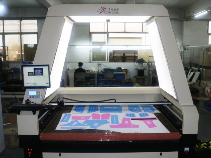 Máy cắt laser CO2 lấy nét tự động cho vải da acrylic