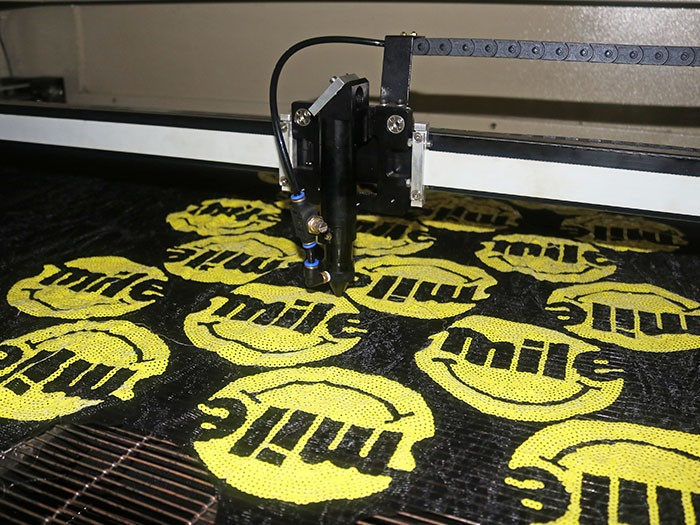 Máy cắt laser CO2 lấy nét tự động cho vải da acrylic